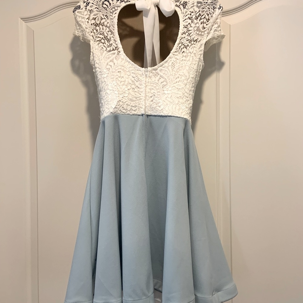White lace and baby blue dress - Picture 2 of 4
